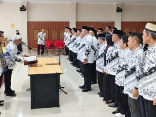 Pelantikan dan pengucapan sumpah pengurus PGRI Kota Tasikmalaya masa bakti 2025–2030 berlangsung khidmat dalam rangkaian Konferensi Kerja I PGRI Kota Tasikmalaya di Gedung Bappelitbangda, Sabtu (6/6/2026). Dok. Asep M