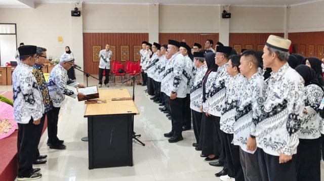 Pelantikan dan pengucapan sumpah pengurus PGRI Kota Tasikmalaya masa bakti 2025–2030 berlangsung khidmat dalam rangkaian Konferensi Kerja I PGRI Kota Tasikmalaya di Gedung Bappelitbangda, Sabtu (6/6/2026). Dok. Asep M