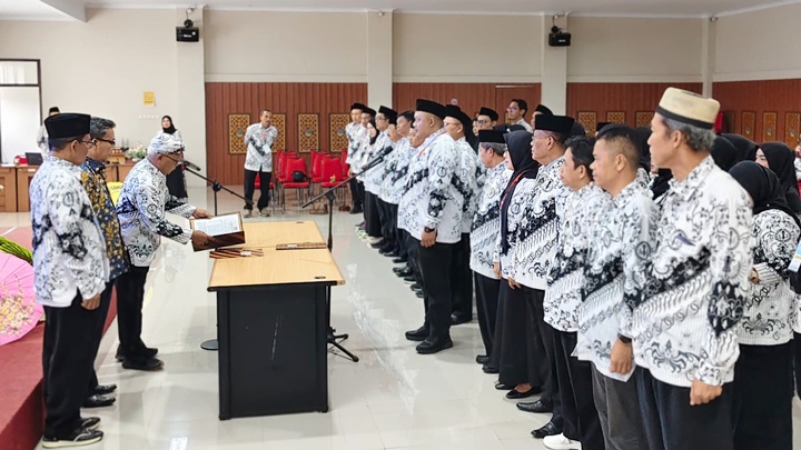 Pelantikan dan pengucapan sumpah pengurus PGRI Kota Tasikmalaya masa bakti 2025–2030 berlangsung khidmat dalam rangkaian Konferensi Kerja I PGRI Kota Tasikmalaya di Gedung Bappelitbangda, Sabtu (6/6/2026). Dok. Asep M