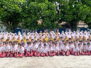 Senyum bahagia para lulusan SDN 2 Siluman usai mengikuti prosesi pelepasan. Sebanyak 105 siswa siap melanjutkan perjalanan pendidikan ke jenjang berikutnya, Selasa 2/6/2026. Dok. Pakesit