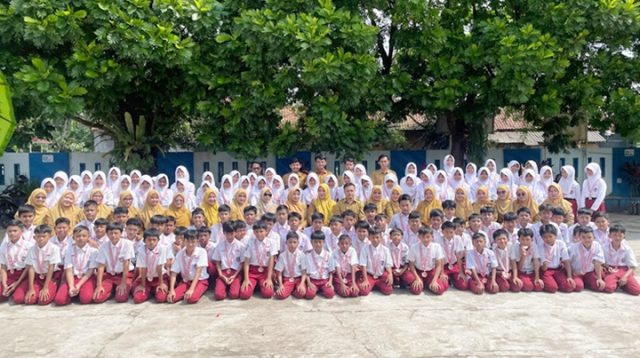 Senyum bahagia para lulusan SDN 2 Siluman usai mengikuti prosesi pelepasan. Sebanyak 105 siswa siap melanjutkan perjalanan pendidikan ke jenjang berikutnya, Selasa 2/6/2026. Dok. Pakesit