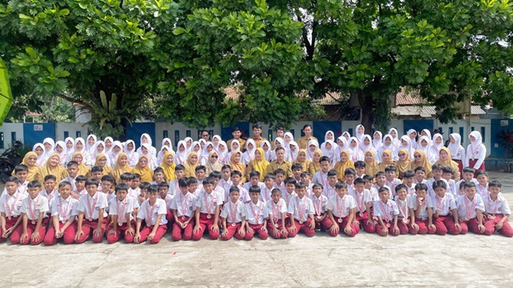Senyum bahagia para lulusan SDN 2 Siluman usai mengikuti prosesi pelepasan. Sebanyak 105 siswa siap melanjutkan perjalanan pendidikan ke jenjang berikutnya, Selasa 2/6/2026. Dok. Pakesit