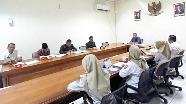 Ketua dan anggota Pansus X DPRD Kota Banjar bersama perwakilan Pemerintah Kota Banjar mengikuti rapat kerja pembahasan finalisasi Rancangan Peraturan Daerah (Raperda) tentang Penyelenggaraan Komunikasi, Informatika, dan Statistik di Ruang Komisi III DPRD Kota Banjar, Rabu (10/6/2026).