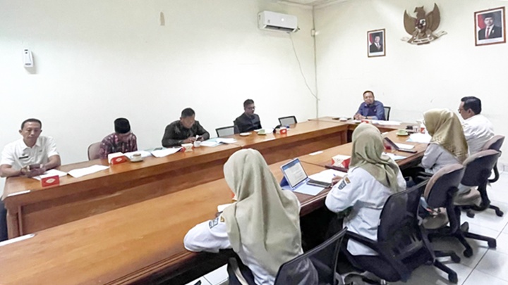 Ketua dan anggota Pansus X DPRD Kota Banjar bersama perwakilan Pemerintah Kota Banjar mengikuti rapat kerja pembahasan finalisasi Rancangan Peraturan Daerah (Raperda) tentang Penyelenggaraan Komunikasi, Informatika, dan Statistik di Ruang Komisi III DPRD Kota Banjar, Rabu (10/6/2026).