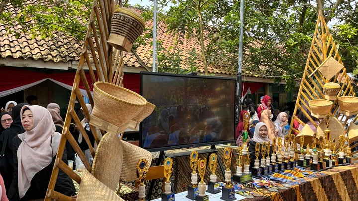 Deretan piala prestasi dan ornamen budaya menghiasi Paturay Tineung SDN 2 Sukamaju, menjadi simbol perpaduan tradisi dan pencapaian. (Foto: Dok. Istimewa)