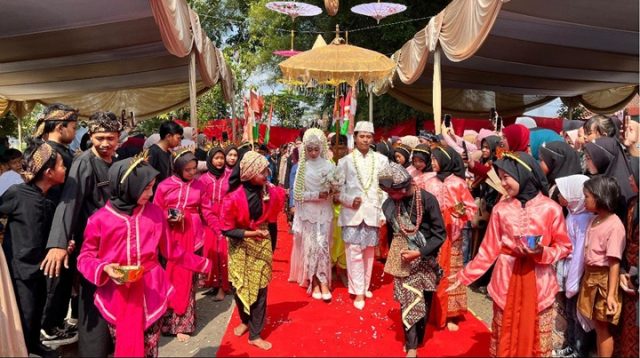 Prosesi adat Paturay Tineung Murid Kelas VI SDN 2 Sukamaju berlangsung khidmat dan penuh makna, Selasa (23/6/2026). (Foto: Dok. Istimewa)