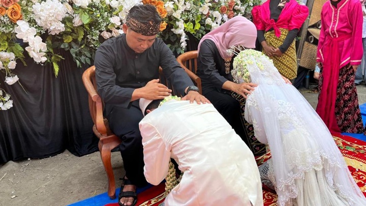 Suasana haru mewarnai prosesi sungkeman dalam rangkaian Paturay Tineung Murid Kelas VI SDN 2 Sukamaju. (Foto: Dok Istimewa)