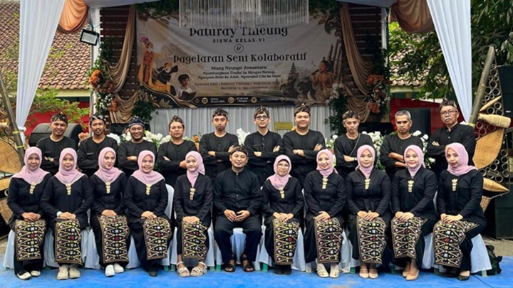 Tim guru dan panitia SDN 2 Sukamaju berfoto bersama di sela kegiatan Paturay Tineung dan Pagelaran Seni Kolaboratif Tahun Ajaran 2025/2026. Kekompakan mereka menjadi bagian penting dalam menghadirkan acara yang berkesan bagi para siswa dan orang tua. (Foto: Istimewa)