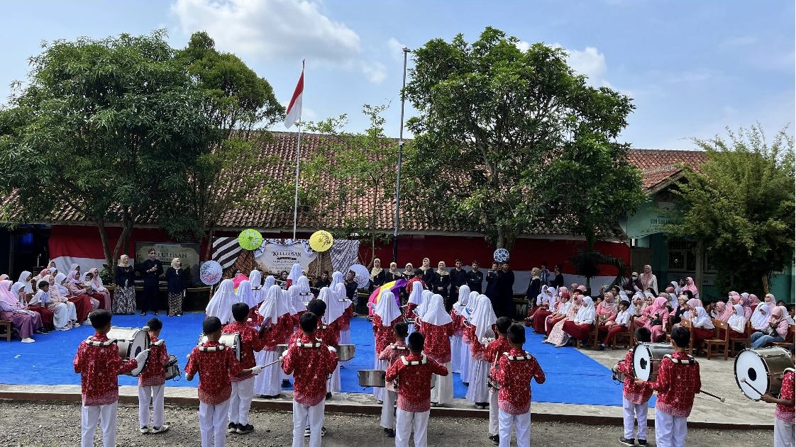 Penampilan marching band SDN 2 Sukamaju memukau para hadirin dalam prosesi kelulusan siswa kelas VI Tahun Pelajaran 2025/2026. Selasa 2/6/2026