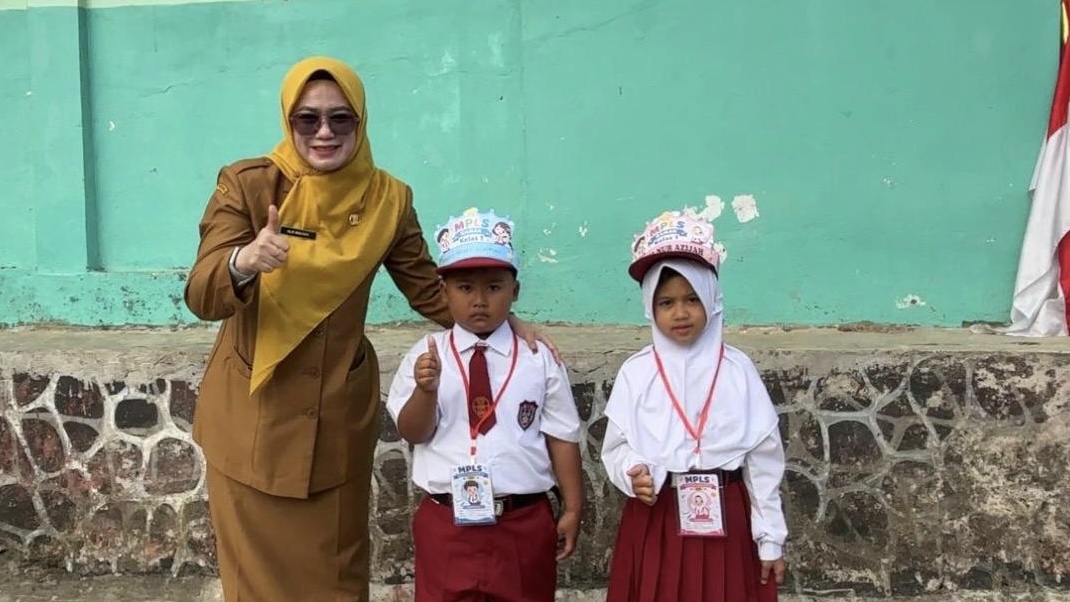 Kepala SDN 2 Sindangpalay, Elis Mulyati, S.Pd., M.Pd., menyambut hangat peserta didik baru pada pembukaan MPLS Ramah Tahun Ajaran 2026/2027.