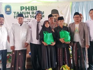 dprd kota tasikmalaya Wakil Ketua DPRD Kota Tasikmalaya Hilman Wiranata bersama Wakil Wali Kota Tasikmalaya Diky Chandra menyerahkan santunan kepada anak yatim pada peringatan Tahun Baru Islam 1448 Hijriah yang diselenggarakan Forum Muda Mudi Cipawela, Kecamatan Kawalu.