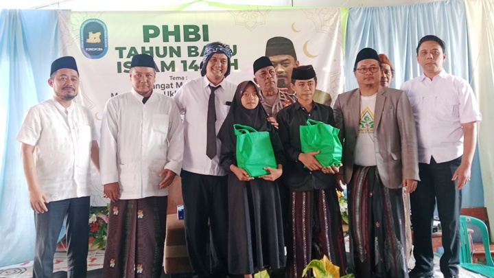 Wakil Ketua DPRD Kota Tasikmalaya Hilman Wiranata bersama Wakil Wali Kota Tasikmalaya Diky Chandra menyerahkan santunan kepada anak yatim pada peringatan Tahun Baru Islam 1448 Hijriah yang diselenggarakan Forum Muda Mudi Cipawela, Kecamatan Kawalu.