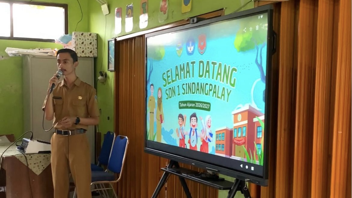 Panitia SPMB SDN 1 Sindangpalay menjelaskan tahapan dan mekanisme penerimaan murid baru kepada orang tua calon murid. (Foto: Dok. Istimewa)