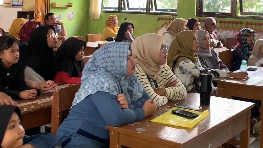 Suasana sosialisasi Sistem Penerimaan Murid Baru (SPMB) Tahun Pelajaran 2026/2027 di SDN 1 Sindangpalay yang dihadiri orang tua calon murid. (Foto: Dok. Istimewa)