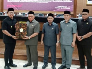 dprd kota tasik Rapat Paripurna Ke-8 DPRD Kota Tasikmalaya ditandai dengan penyerahan dokumen Raperda Pertanggungjawaban Pelaksanaan APBD Tahun Anggaran 2025 untuk selanjutnya dibahas bersama DPRD.
