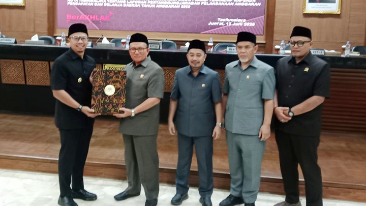 Rapat Paripurna Ke-8 DPRD Kota Tasikmalaya ditandai dengan penyerahan dokumen Raperda Pertanggungjawaban Pelaksanaan APBD Tahun Anggaran 2025 untuk selanjutnya dibahas bersama DPRD.