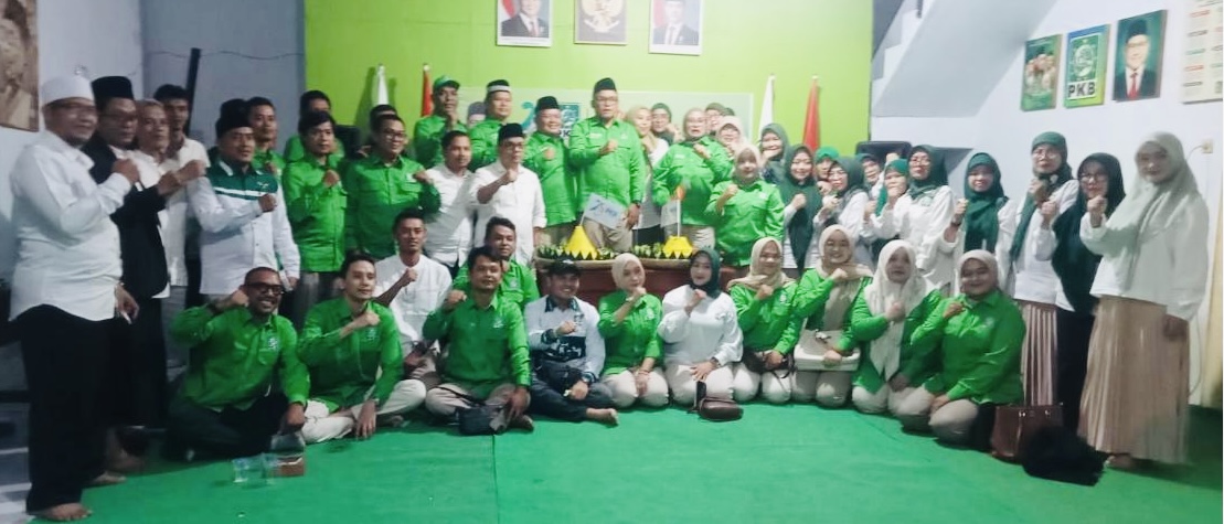 Pengurus DPC PKB Kota Tasikmalaya periode 2026–2031 berfoto bersama usai menggelar Silaturahmi dan Mujahadah di Kantor DPC PKB Kota Tasikmalaya, Selasa (21/7/2026). (Foto: Dok. Istimewa)