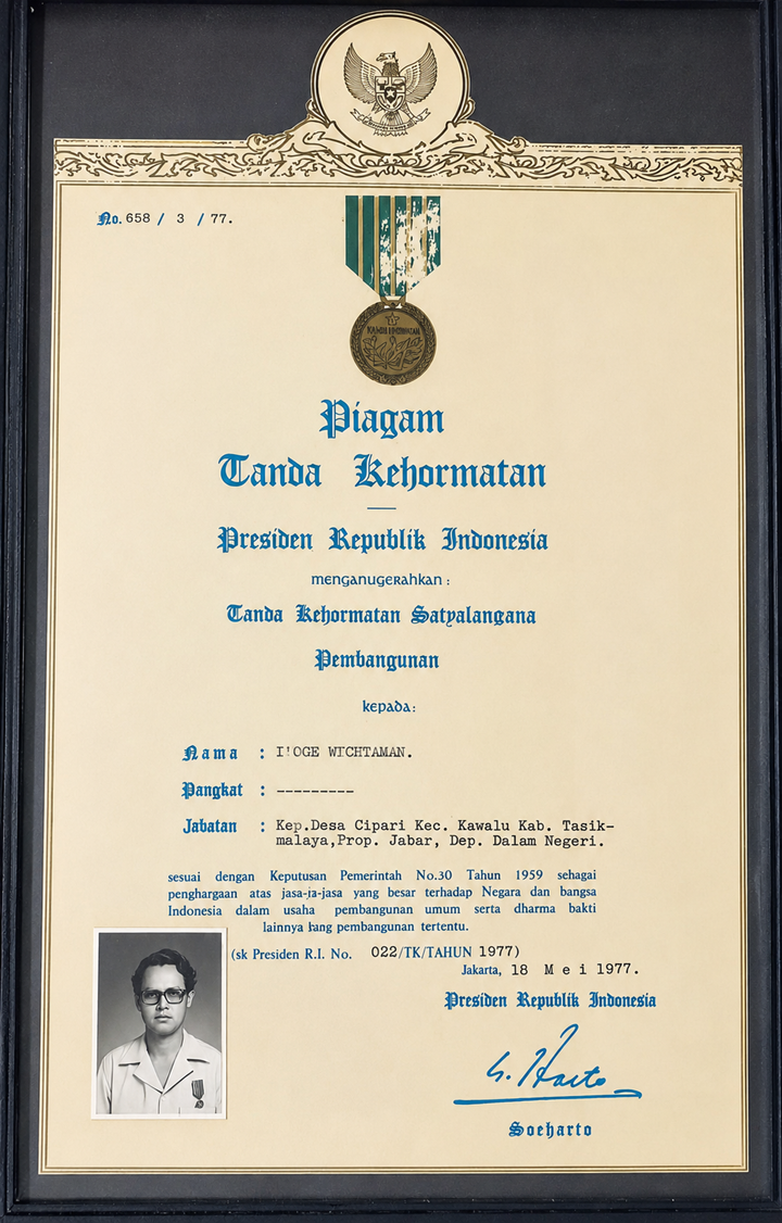 Piagam Tanda Kehormatan Satyalancana Pembangunan yang dianugerahkan Presiden Republik Indonesia Soeharto kepada KH. Enoh Muhtaman (Kuwu Enoh Rancamacan) pada 18 Mei 1977 berdasarkan Keputusan Presiden RI Nomor 022/TK/Tahun 1977. Penghargaan tersebut diberikan sebagai bentuk apresiasi atas jasa dan pengabdiannya dalam pembangunan masyarakat saat menjabat sebagai Kepala Desa Cipari, Kecamatan Kawalu, Kabupaten Tasikmalaya.