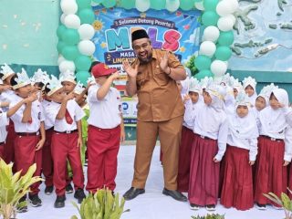 Kepala SDN 3 Karangsambung H. Aldy Juliansyah, S.Pd., menyambut hangat peserta didik baru pada hari pertama MPLS 2026/2027. (Foto: Dok. Istimewa)