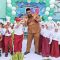 Kepala SDN 3 Karangsambung H. Aldy Juliansyah, S.Pd., menyambut hangat peserta didik baru pada hari pertama MPLS 2026/2027. (Foto: Dok. Istimewa)