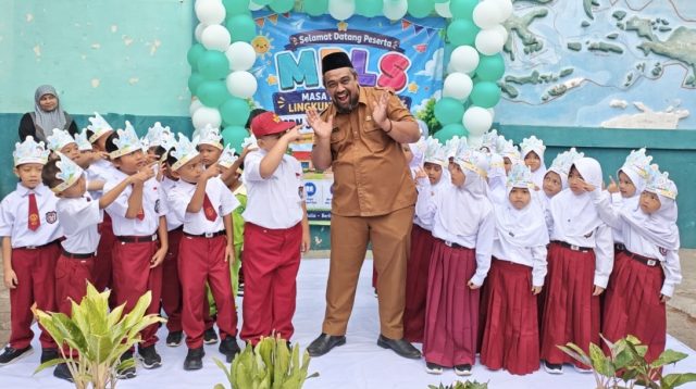 Kepala SDN 3 Karangsambung H. Aldy Juliansyah, S.Pd., menyambut hangat peserta didik baru pada hari pertama MPLS 2026/2027. (Foto: Dok. Istimewa)
