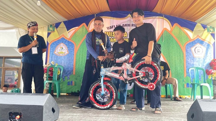 Kebahagiaan terpancar dari wajah santri saat menerima hadiah utama berupa sepeda dalam rangkaian Haflah Akhirussanah Pondok Pesantren Ath-Thohariyyah Tahun Ajaran 2025/2026. (Foto: Dok. istimewa)