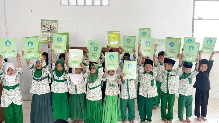 Senyum ceria para santri Taman Kanak-Kanak Al-Qur'an (TKA) Ath-Thohariyyah menghiasi momen pembagian rapor dan sertifikat dalam rangkaian Haflah Akhirussanah Tahun Ajaran 2025/2026. (Foto: Dok. Istimewa)