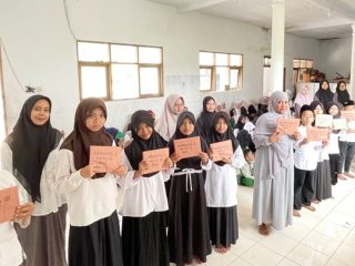 Santri Madrasah Diniyah Takmiliyah (MDT) Pondok Pesantren Ath-Thohariyyah Pusat menerima rapor kenaikan kelas dalam rangkaian Haflah Akhirussanah Tahun Ajaran 2025/2026. (Foto: Dok istimewa)