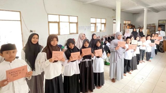 Santri Madrasah Diniyah Takmiliyah (MDT) Pondok Pesantren Ath-Thohariyyah Pusat menerima rapor kenaikan kelas dalam rangkaian Haflah Akhirussanah Tahun Ajaran 2025/2026. (Foto: Dok istimewa)