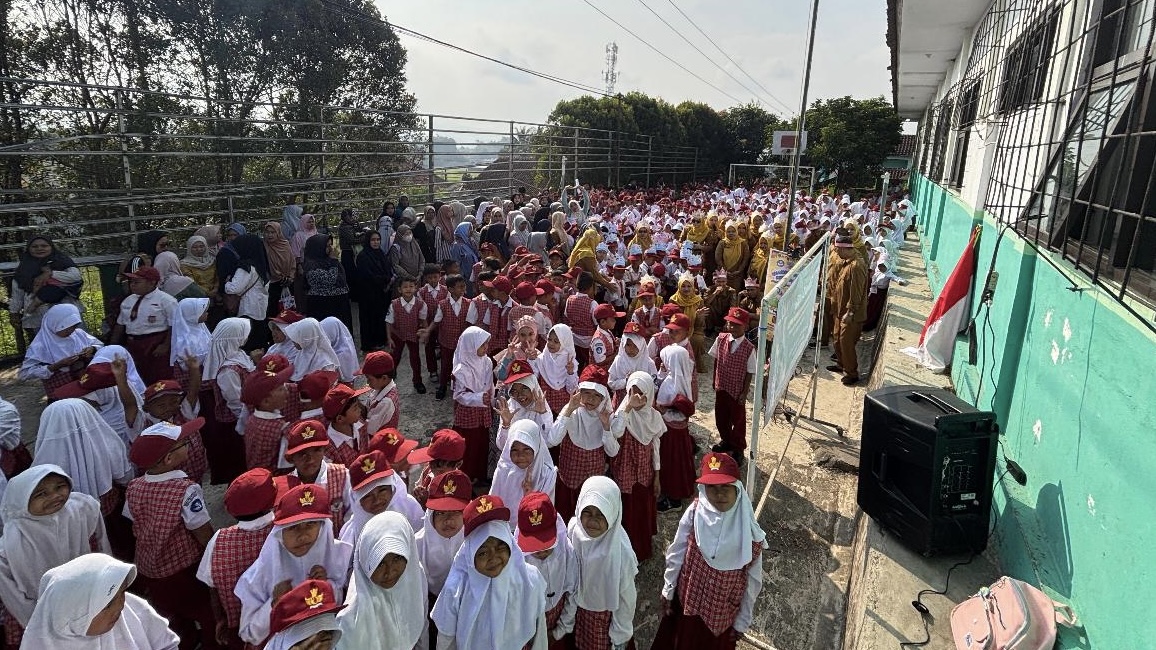 Antusiasme puluhan peserta didik baru mewarnai pembukaan MPLS Ramah Tahun Ajaran 2026/2027 di SDN 2 Sindangpalay.