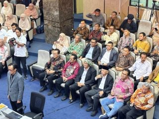 Suasana sidang terbuka Program Doktor (S3) Bode Riswandi yang dihadiri Wakil Wali Kota Tasikmalaya Diky Chandra bersama Anggota Komisi IV DPRD Kota Tasikmalaya, Habib Qasim Nurwahab, serta sejumlah akademisi, tokoh masyarakat, dan tamu undangan. UPI Bandung Senin Senin (13/07/26). (Foto Dok Istimewa)