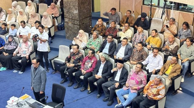 Suasana sidang terbuka Program Doktor (S3) Bode Riswandi yang dihadiri Wakil Wali Kota Tasikmalaya Diky Chandra bersama Anggota Komisi IV DPRD Kota Tasikmalaya, Habib Qasim Nurwahab, serta sejumlah akademisi, tokoh masyarakat, dan tamu undangan. UPI Bandung Senin Senin (13/07/26). (Foto Dok Istimewa)