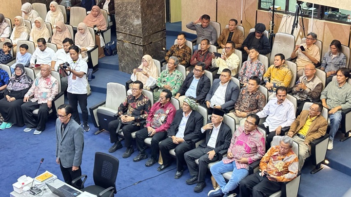 Suasana sidang terbuka Program Doktor (S3) Bode Riswandi yang dihadiri Wakil Wali Kota Tasikmalaya Diky Chandra bersama Anggota Komisi IV DPRD Kota Tasikmalaya, Habib Qasim Nurwahab, serta sejumlah akademisi, tokoh masyarakat, dan tamu undangan. UPI Bandung Senin Senin (13/07/26). (Foto Dok Istimewa)