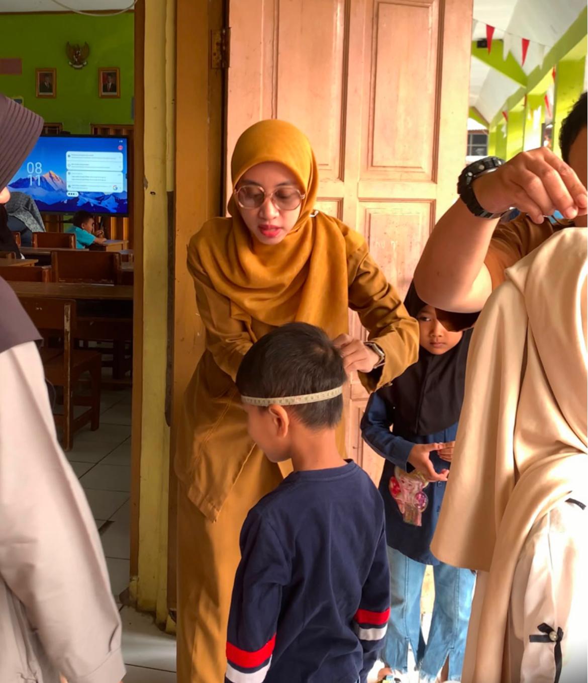 Panitia SPMB SDN 1 Sindangpalay melakukan pengukuran tinggi badan calon murid baru sebagai bagian dari proses verifikasi data penerimaan Tahun Pelajaran 2026/2027. (Foto. Dok. Istimewa)