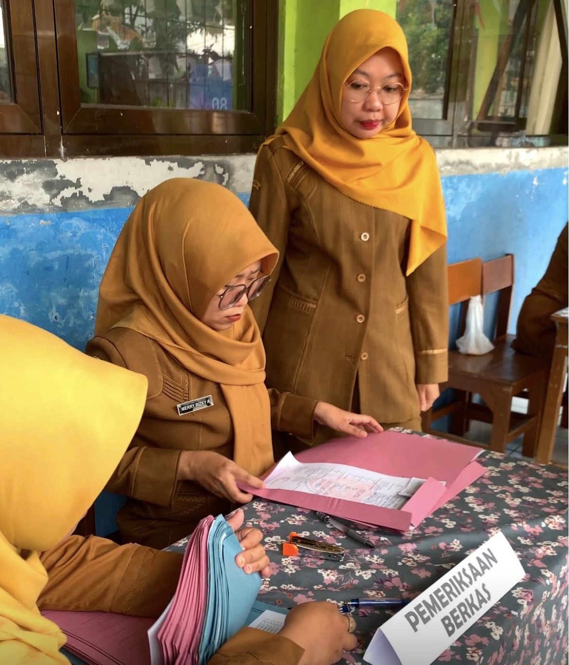 Panitia SPMB SDN 1 Sindangpalay melakukan pemeriksaan berkas pendaftaran calon murid baru untuk memastikan seluruh persyaratan administrasi telah lengkap dan sesuai ketentuan. (Foto: Dok. Istimewa)