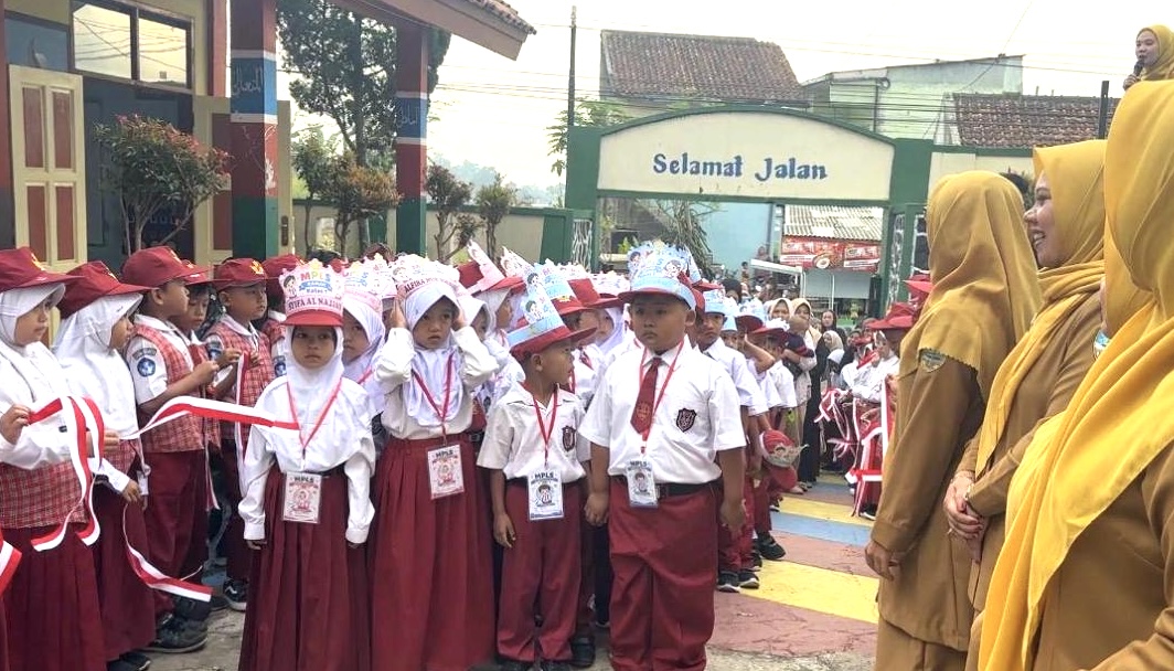 Guru SDN 2 Sindangpalay menyambut hangat peserta didik baru pada hari pertama MPLS Ramah 2026.