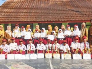 Semangat Berprestasi, Bersama Mengukir Prestasi! Kebersamaan siswa, guru, pembina, dan seluruh keluarga besar SDN Syekh Tubagus Abdullah Kota Tasikmalaya dalam mengapresiasi sederet prestasi yang telah diraih di berbagai bidang. Foto Dok. Isyimewa