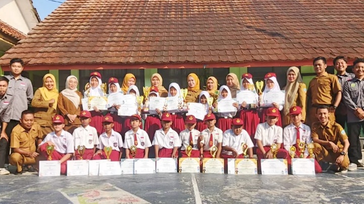 Semangat Berprestasi, Bersama Mengukir Prestasi! Kebersamaan siswa, guru, pembina, dan seluruh keluarga besar SDN Syekh Tubagus Abdullah Kota Tasikmalaya dalam mengapresiasi sederet prestasi yang telah diraih di berbagai bidang. Foto Dok. Isyimewa