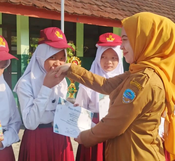 Kepala SDN Syekh Tubagus Abdullah memberikan apresiasi kepada siswa atas prestasi yang telah diraih. Penghargaan ini menjadi bentuk kebanggaan sekaligus motivasi agar siswa terus mengembangkan potensi, berlatih dengan disiplin, dan berani meraih prestasi yang lebih tinggi. Foto Dok. Istimewa.