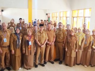 eserta Workshop Kepala Sekolah K3S Kecamatan Mangkubumi dan Bungursari bersama Kepala Dinas Pendidikan Kota Tasikmalaya, Dr. H. Rojab Riswan Taufik, S.Sos., M.Si., berfoto bersama usai pembukaan workshop di SDIT Istiqomah Hj. Aminah, Selasa (11/8/2026).