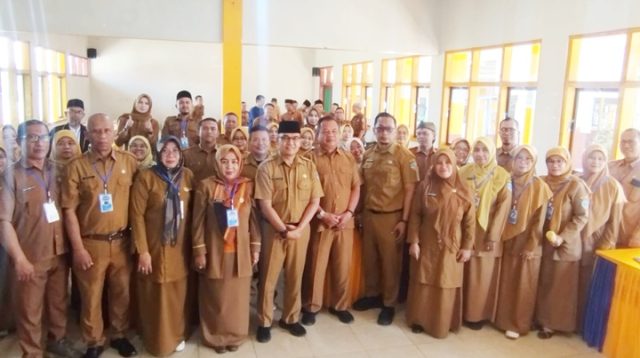 eserta Workshop Kepala Sekolah K3S Kecamatan Mangkubumi dan Bungursari bersama Kepala Dinas Pendidikan Kota Tasikmalaya, Dr. H. Rojab Riswan Taufik, S.Sos., M.Si., berfoto bersama usai pembukaan workshop di SDIT Istiqomah Hj. Aminah, Selasa (11/8/2026).
