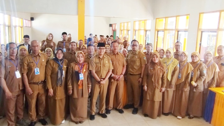 eserta Workshop Kepala Sekolah K3S Kecamatan Mangkubumi dan Bungursari bersama Kepala Dinas Pendidikan Kota Tasikmalaya, Dr. H. Rojab Riswan Taufik, S.Sos., M.Si., berfoto bersama usai pembukaan workshop di SDIT Istiqomah Hj. Aminah, Selasa (11/8/2026).