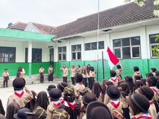 SDN 2 Purbaratu Peserta didik SDN 2 Purbaratu mengikuti rangkaian kegiatan peringatan Hari Pramuka ke-65 Tahun 2026 dengan penuh semangat dan kebersamaan. Kegiatan menjadi momentum menanamkan nilai kedisiplinan, nasionalisme, kemandirian, serta semangat gotong royong sejak dini. Jum'at 14/08/2026. Foto: Dok Istimewa