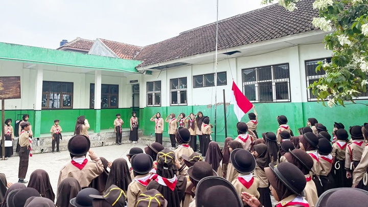 Peserta didik SDN 2 Purbaratu mengikuti rangkaian kegiatan peringatan Hari Pramuka ke-65 Tahun 2026 dengan penuh semangat dan kebersamaan. Kegiatan menjadi momentum menanamkan nilai kedisiplinan, nasionalisme, kemandirian, serta semangat gotong royong sejak dini. Jum'at 14/08/2026. Foto: Dok Istimewa
