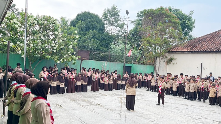 Peserta didik SDN 2 Purbaratu mengikuti kegiatan Pramuka dalam rangka memperingati Hari Pramuka ke-65 Tahun 2026 dengan penuh semangat dan kebersamaan, Jum'at 14/08/2026. Foto: Dok Istimewa