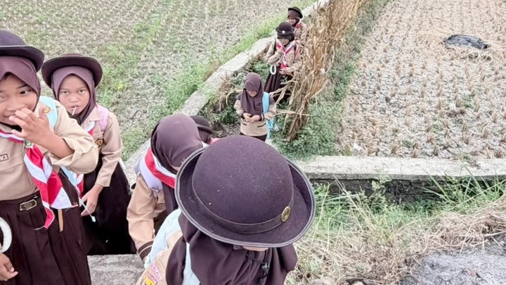 Peserta didik SDN 2 Purbaratu mengikuti kegiatan menjelajah sebagai bagian dari peringatan Hari Pramuka ke-65 Tahun 2026. Kegiatan berlangsung seru sekaligus melatih keberanian dan kekompakan, Jum'at 14/08/2026. Foto: Dok Istimewa