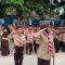 Mabigus SDN 2 Siluman, Iis Suhartini, S.Pd., memimpin penghormatan dalam upacara HUT Gerakan Pramuka ke-65 bersama ratusan anggota Pramuka Siaga dan Penggalang, Jumat (14/8/2026). Foto. Dok. Asep M