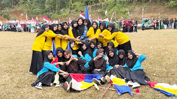 Kompak, ceria, dan penuh kebersamaan. Keceriaan para santri SMA Terpadu Al Hafid dalam memeriahkan HUT ke-81 Kemerdekaan RI di Desa Sukabakti Kandangsari., 17/08/2026. Foto. Dok. Istimewa