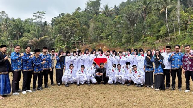 Tim Paskibraka SMA Terpadu Al Hafid bersama para pembimbing tampil penuh semangat dalam rangka memeriahkan HUT ke-81 Kemerdekaan RI di Desa Sukabakti Kandangsari, 17/08/2026. Foto. Dok. Istimewa