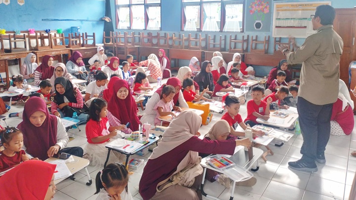 Antusiasme peserta didampingi orang tua saat mengikuti Lomba Mewarnai Jenjang TK dan SD yang digelar PGRI Cibeureum dalam rangka memeriahkan HUT ke-81 Kemerdekaan RI, Sabtu (15/8/2026). Foto. Dok. Istimewa